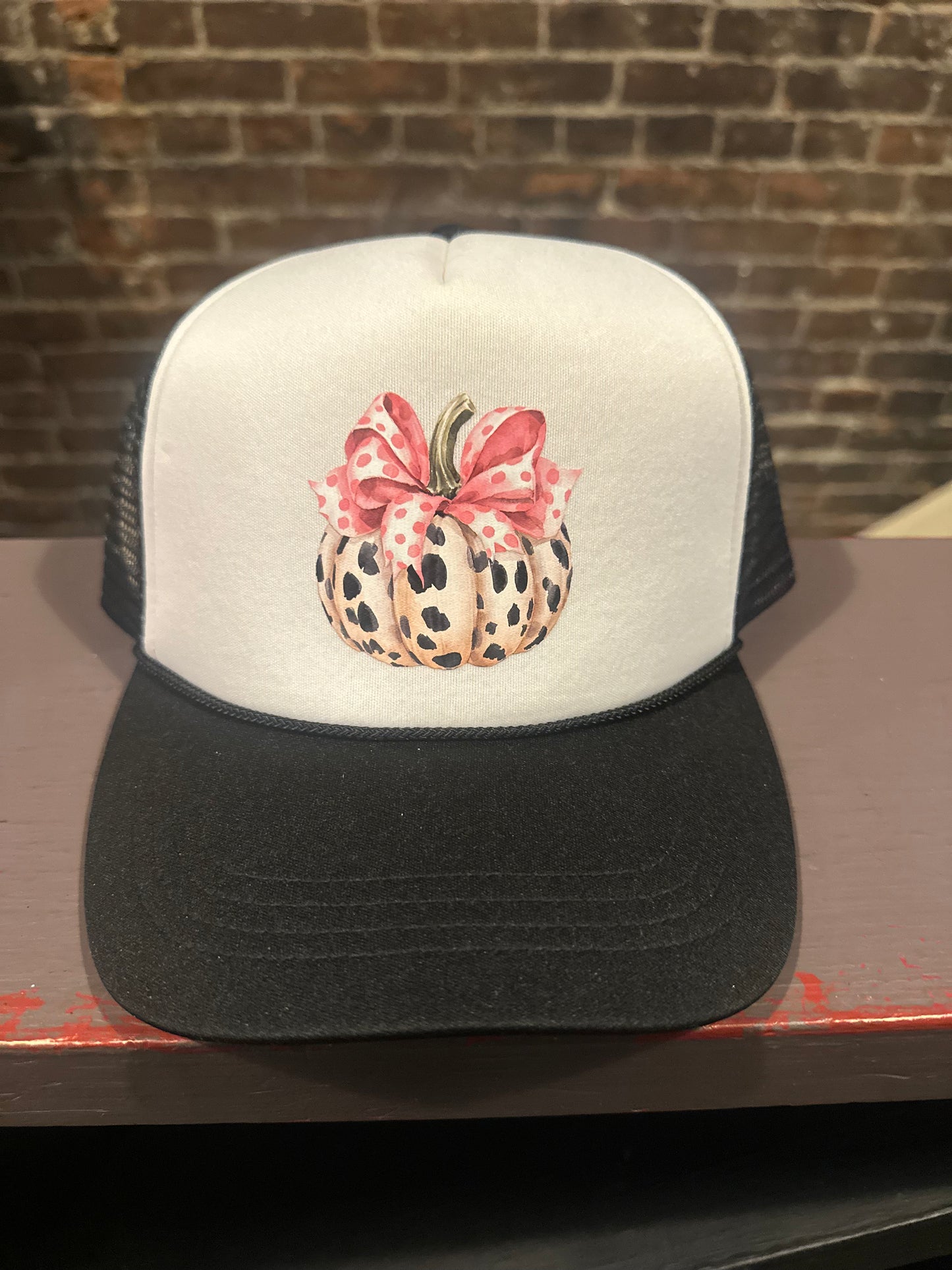 Pretty leopard bow trucker hat