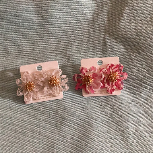 Marbled flower stud earrings